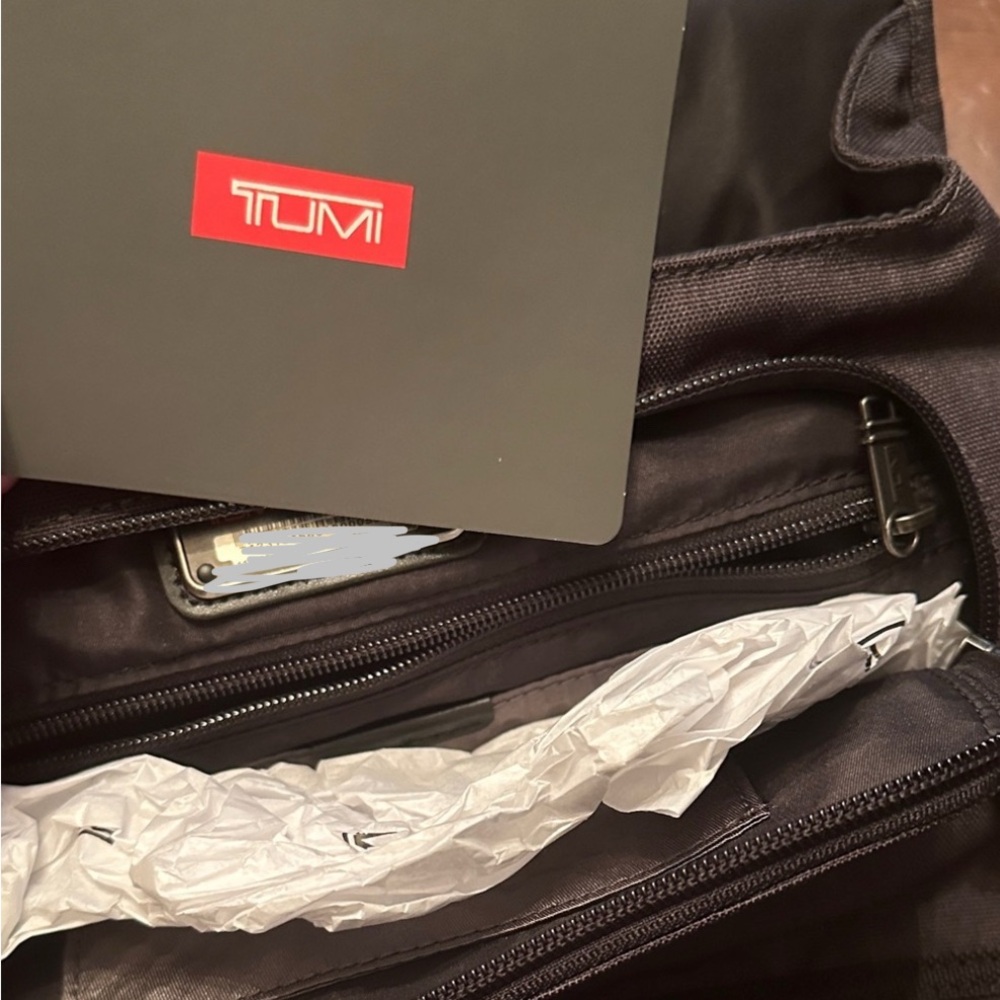 TUMI Black leather Gray EXPANDABLE Alpha Messenger Bag new without tags 💼 🆕 ✈️ 💻